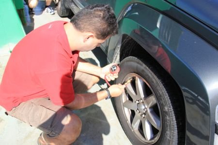 Descomprimindo o pneu para dirigir na areia