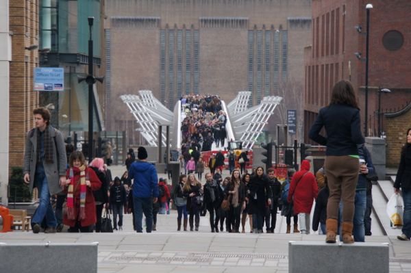 Turistas atravessando a Millennium Bridge