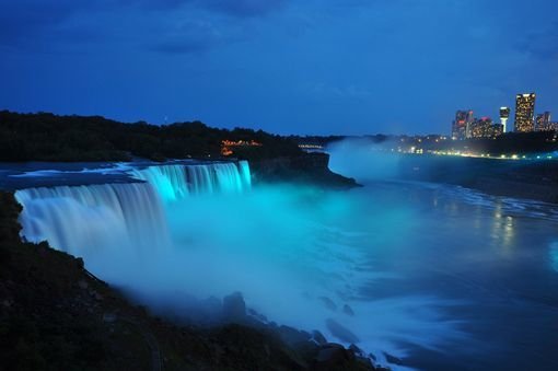 Niagara Falls toda azulada!