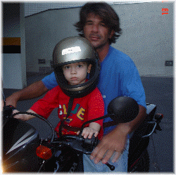 Murilo e Junior andando de moto